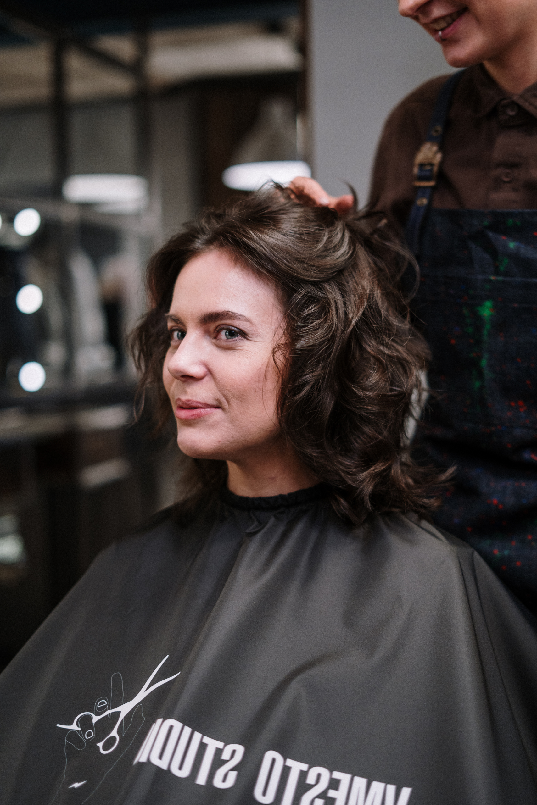 Client sous cape coiffure personnalisée – publicité de proximité répétée EloShow